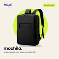 Mochila preta impermeável com saída para cabo USB, foto real do produto