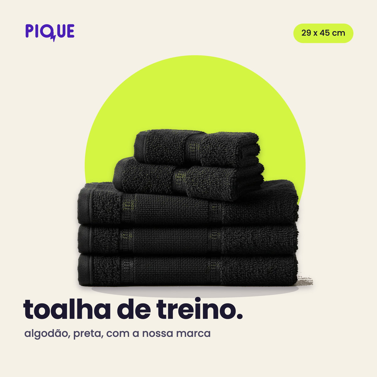 Toalhas de treino pretas de algodão dobradas, foto real